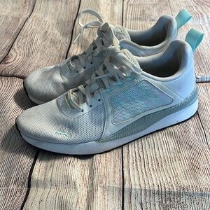 Very lightly worn puma sneakers